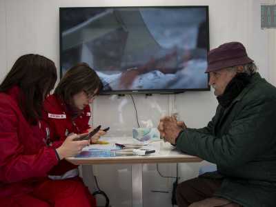 Ma non ci sono solo immigrati a chiedere di usare il telefono del Restoring. Incrociamo il 64enne Antonio, un senzatetto che vive nei dintorni della Stazione. Indossa un giaccone verde e un cappello da pescatore